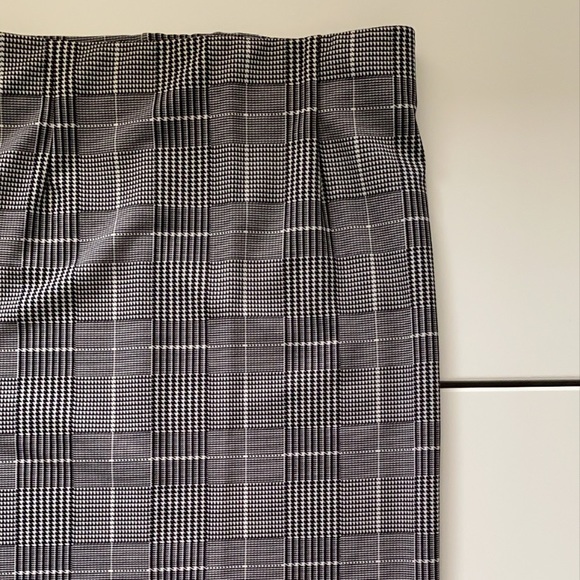 SIZE SMALL BLACK AND WHITE PATTERNED PENCIL SKIRT - Picture 2 of 7